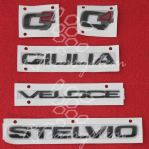 Scritta Adesiva a scelta tra: "GIULIA" - "VELOCE" - "STELVIO" - "Ti" - "Q2" - "Q4"